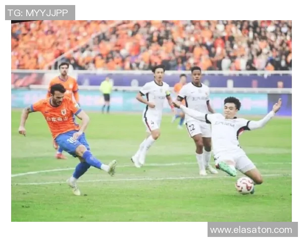 山东泰山队备战上海海港队赛前训练全景展现团队士气与战术准备