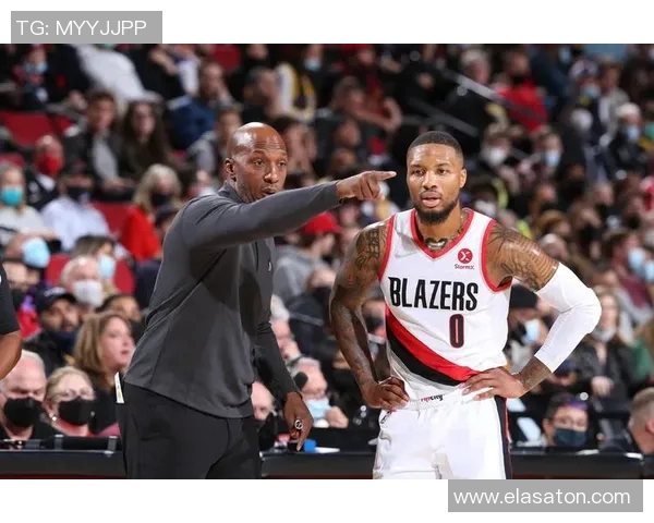 比卢普斯称赞夏普攻守兼备称其能应对高强度对抗挑战 比卢普斯称赞夏普攻守兼备称其能应对高强度对抗挑战