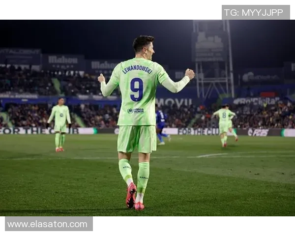 莱万年薪超2000万欧愿降薪留巴萨展现忠诚态度 莱万年薪超2000万欧愿降薪留巴萨展现忠诚态度