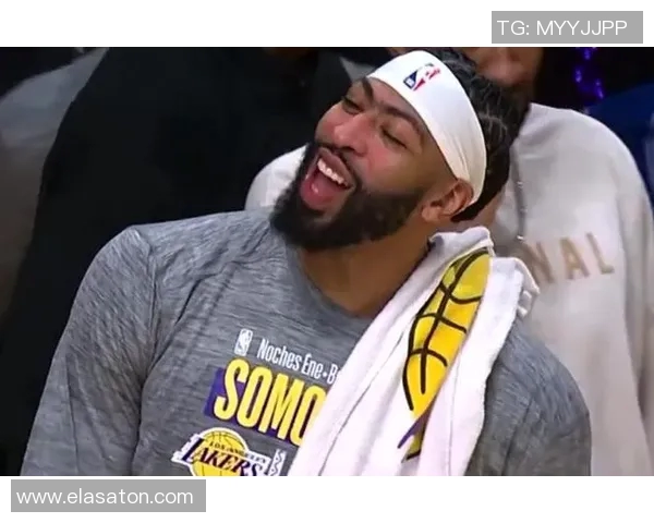 老队友默契配合濃眉果断分球助拉塞尔轻松命中三分