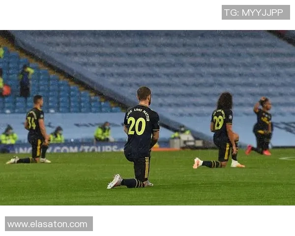 英超球员本周赛前首次单膝下跪共同反对种族歧视行动 英超球员本周赛前首次单膝下跪共同反对种族歧视行动